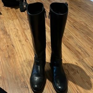 Barely used black leather Tory Burch boots size 6